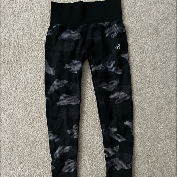 CAMO WORKOUT LEGGINGS! - Picture 1 of 4